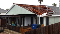 ハリケーンで屋根が吹き飛ばされた家屋＝テキサス州