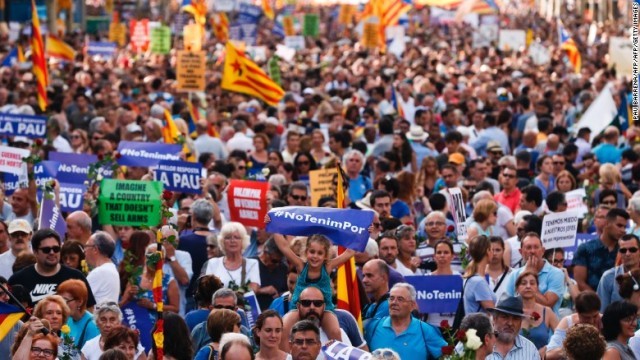 テロの標的となったバルセロナでおよそ５０万人が「平和の行進」