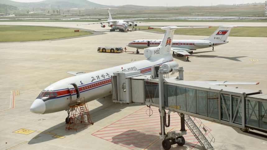 平壌国際空港の滑走路に駐機する3機