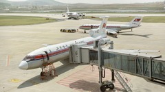 平壌国際空港の滑走路に駐機する３機