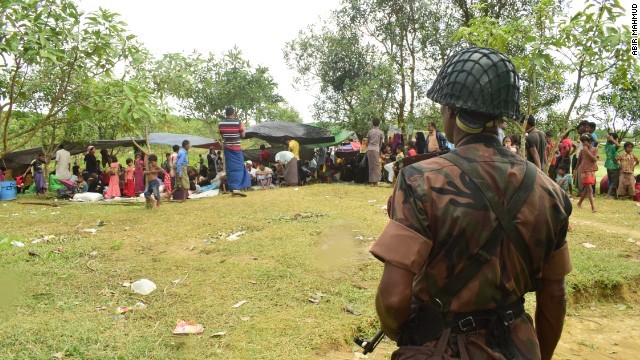 難民キャンプで警戒に当たるバングラデシュの国境警備兵