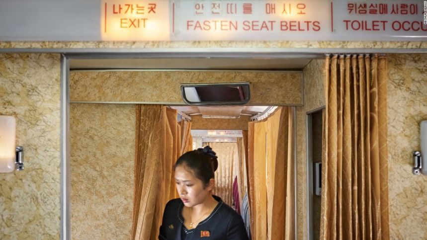 ツポレフ154型機の機内で働く客室乗務員