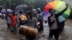 雨にもかかわらず、ヒンドゥー教の祭りを祝う人々