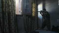 銃を構えるシリア民主軍の兵士