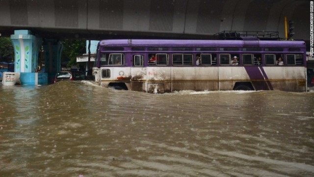 冠水した道路を進むバス