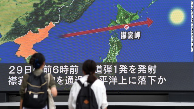 北朝鮮によるミサイル発射を伝えるテレビ