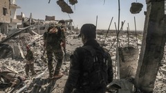 ラッカ市西部を行くシリア民主軍の兵士