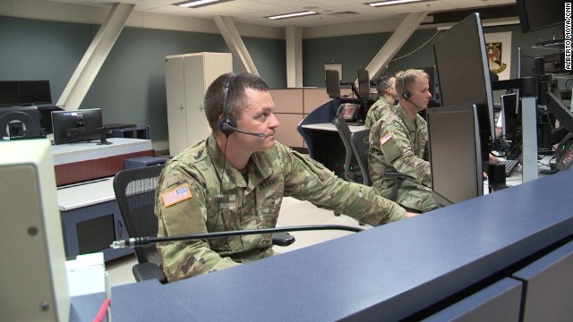 発射指示センターで訓練に参加する州兵