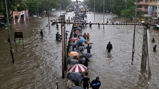 豪雨に見舞われたムンバイで５人の死者が出た