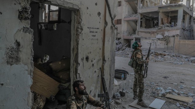 ISISの無人機の様子をうかがう兵士たち