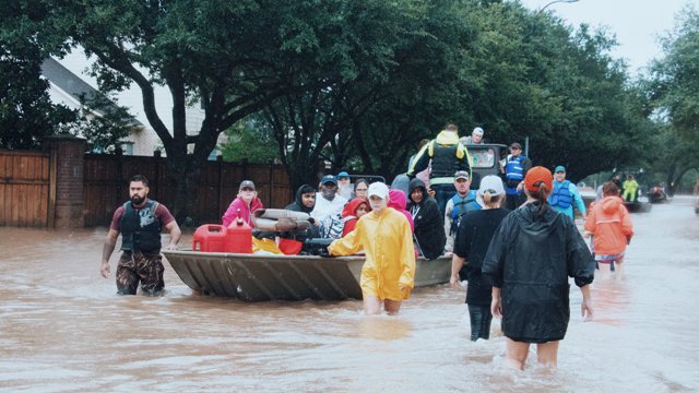 洪水被害を受けて避難する人々