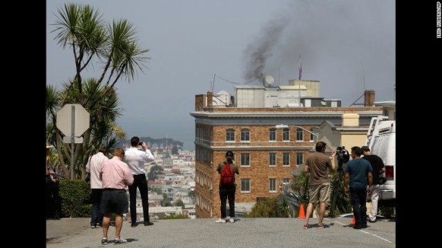 総領事館かた立ち上る黒い煙を眺める人々＝１日、サンフランシスコ
