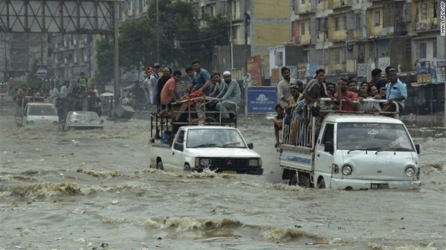パキスタン・カラチが洪水に見舞われ、死者が出ている