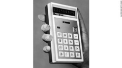ポケット電卓：キヤノンは１９７０年に世界初の携帯型、電池式、印刷機能付き電卓「ポケトロニク」を発売した