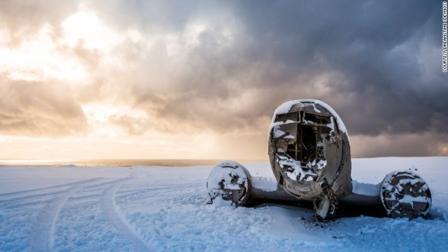 雪原に佇む米輸送機ダグラスＤＣ３の残骸