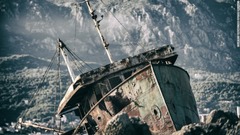 １９．モンテネグロ沖にある難破した漁船