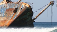４．１９４０年に建造された米旅客船アメリカンスターは、嵐の中でえい航船から切り離され難破した