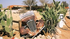 ２２．ナミビアのナミブ・ナウクルフト国立公園付近にある古い車