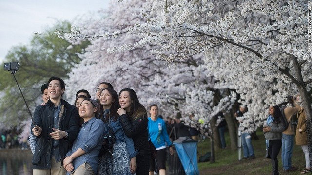 自分り棒：自撮り棒がいつどこで誕生したかについては諸説あるが、最初に特許を取った自撮り棒（当初は「エクステンダー」と呼ばれた）は、１９８０年代に日本で作られた