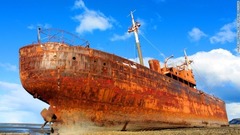 ８．貨物船デスデモナは１９８５年に座礁した。船体が損傷した様子はほとんどない
