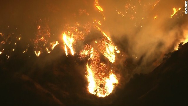 ロサンゼルス史上最大規模の山火事が発生し、州知事が非常事態宣言を出した