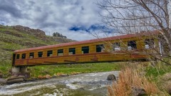 ３．この古い客車はジョージアの技術者によって橋に改造された
