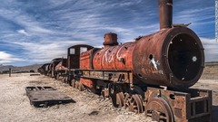 ２０．ボリビア西部ウユニには、蒸気機関による旅が全盛だった時代の廃列車が数多くある