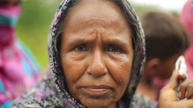 ミャンマー軍がロヒンギャを虐殺したと訴える避難民の女性