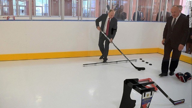 ヤロスラブリのアイスホッケー場で腕前を披露するプーチン大統領