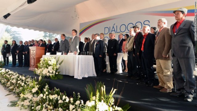 今年２月、エクアドルでの和平交渉に臨んだコロンビア政府とＥＬＮの代表者