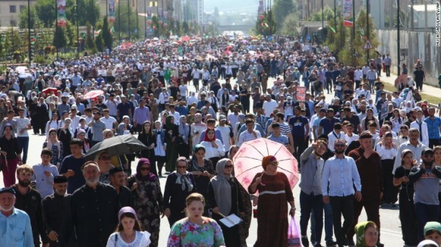 チェンチェン共和国・グロズヌイでデモ行進を行う人々＝４日