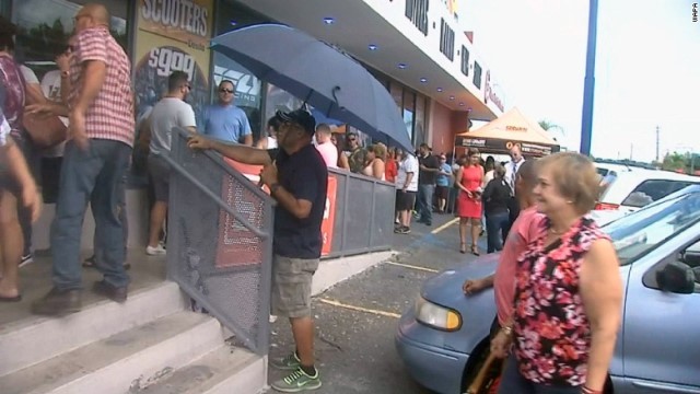 ハリケーンの到来に備えて、買い物をしようとする人々＝プエルトリコ