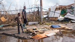 被害状況を確認する住民＝７日、マリゴット