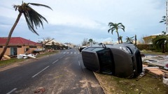 道路わきで車が横転＝マリゴット