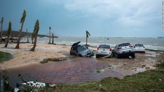 セント・マーチン島の海岸で被害を受けた自動車＝６日
