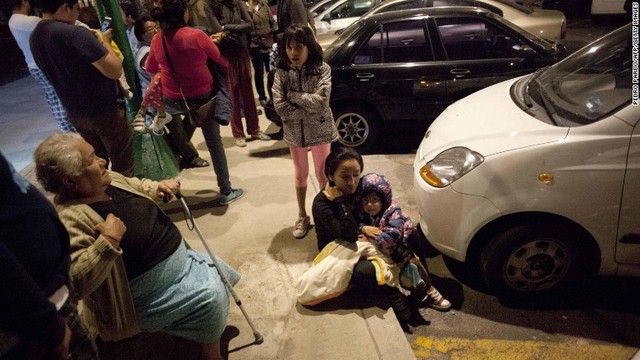 歩道に座り込む人々＝メキシコ市