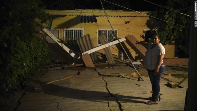 メキシコ湾岸のベラクルス州コアツァコアルコスで倒壊した自宅を指す女性