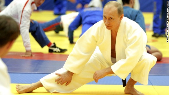 柔道有段者のプーチン大統領。安倍首相らと大会を観戦した