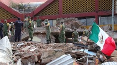 メキシコ南部オアハカ州フチタンで自治体の建物が一部倒壊し、兵士ががれきの撤去に当たる＝８日