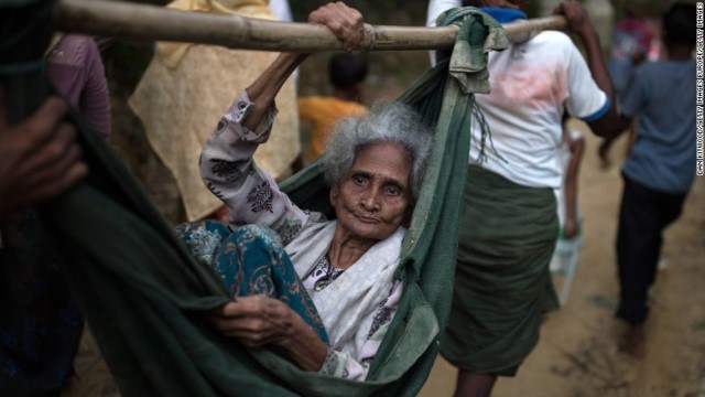 武装集団による攻撃以降、少なくとも２９万人のロヒンギャがバングラデシュへ避難した