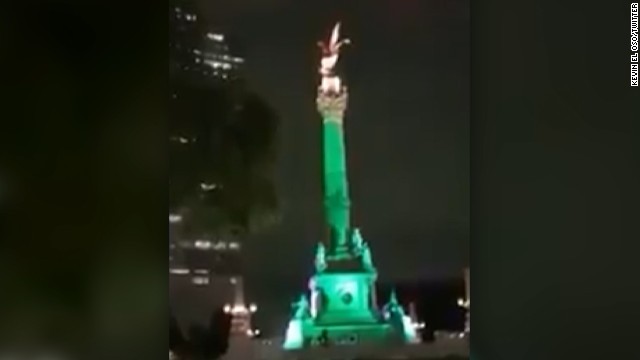 首都メキシコ市のアンヘル独立記念塔も地震で振動