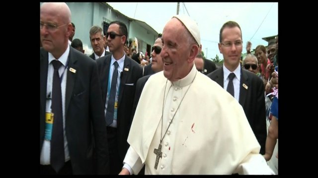 ローマ法王フランシスコ。顔に傷を負いながらもすべての予定をこなした