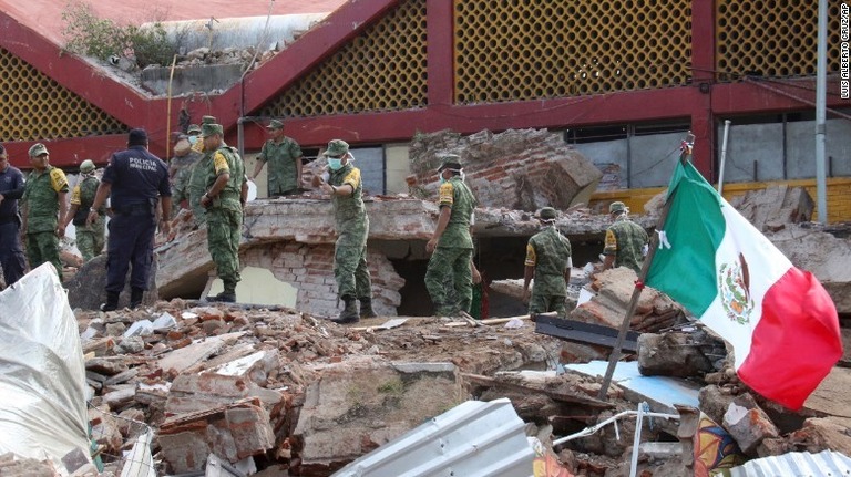 オアハカ州フチタンでがれきの除去作業を行う兵士ら