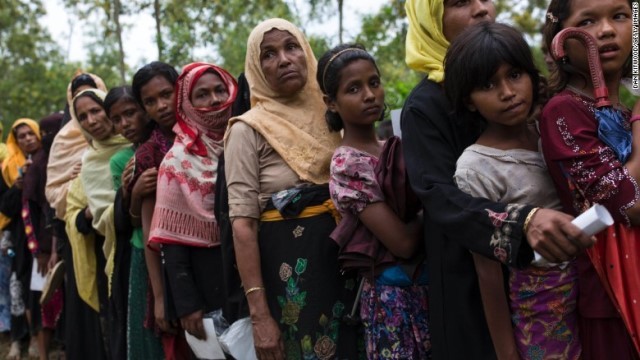 バングラデシュの難民キャンプで食料を受け取るために並ぶ人々