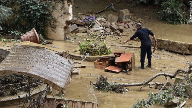 イタリアのトスカーナ州を大規模な洪水が襲い、少なくとも６人が死亡した