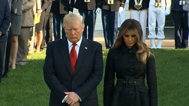 トランプ大統領はメラニア夫人らとともにホワイトハウスで黙とうをささげた