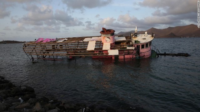 ハリケ―ンによって破損した船＝セント・マーチン島