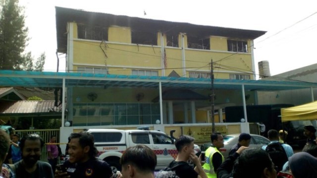 学校で火事があり、生徒らが死亡した
