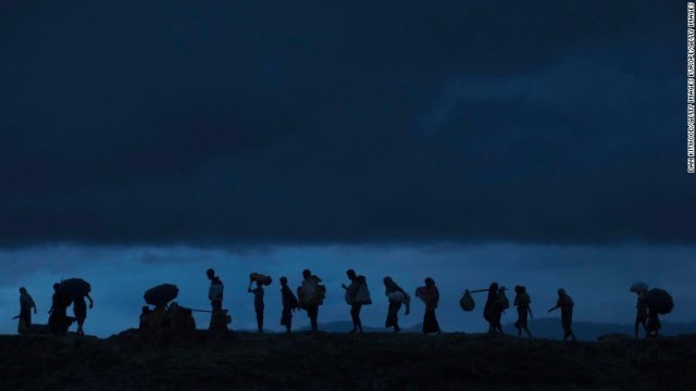 国境を越えて避難するロヒンギャの人々
