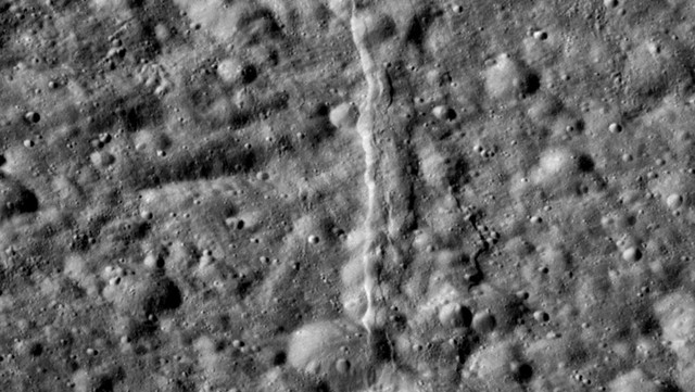 衛星ジオネの表面＝２０１２年５月